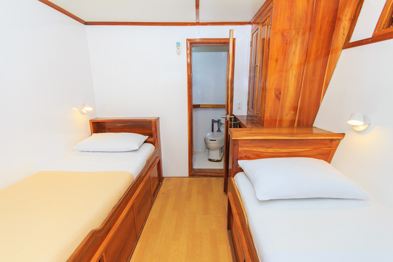 Galapagos Boat EDEN Twin Cabin Washroom
